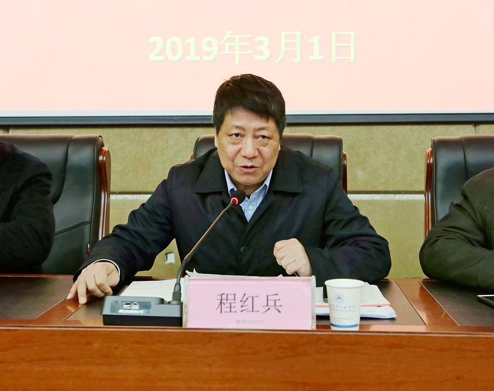 校长钟毓宁为2019年新进教职工上第一课